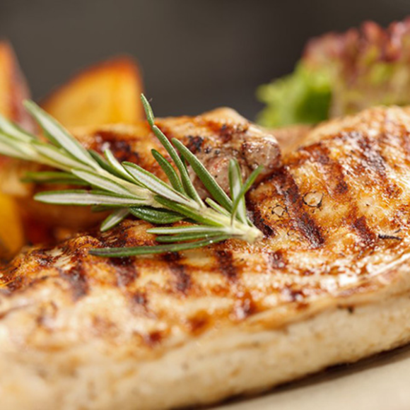 Bifinhos de peru grelhados c/ batata doce e legumes