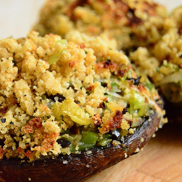 Cogumelos Portobello recheados de couve-flor c/ crosta de bra