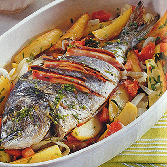 Dourada assada no forno c/ arroz e batatinhas