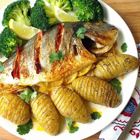 Dourada grelhada c/ batatinhas ao alho