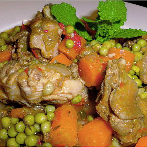 Frango estufado c/ ervilhas em cama esparguete integral