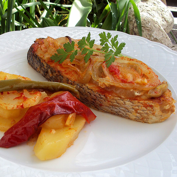 Perca à Algarvia c/ batinhas a murro e legumes