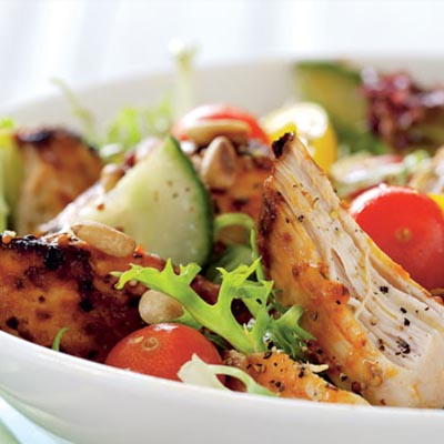 Salada peito de peru c/ molho de iogurte