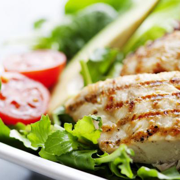 Salada de peito de frango c/ tomate cherry