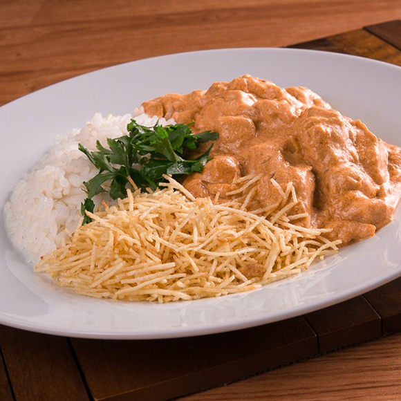Strogonoff de frango c/ arroz e batata palha