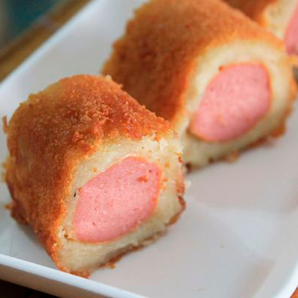 Enrolado de frango panado c/ salsicha e arroz de cenoura