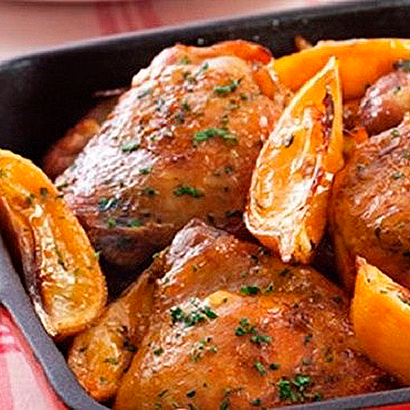 Frango assado c/ molho de leitão, batatas e arroz