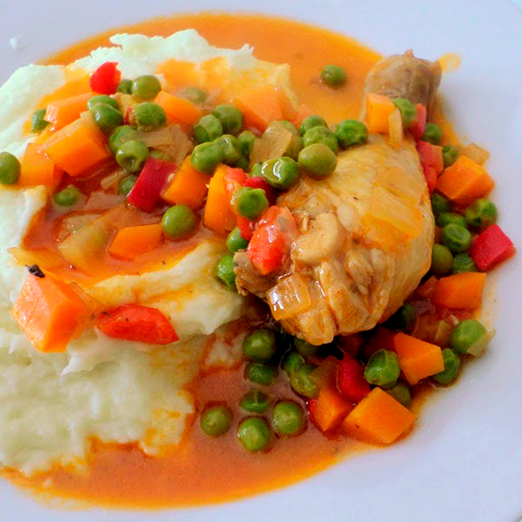 Frango estufado c/ervilhas e puré de batata