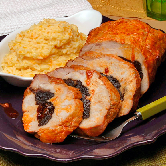 Lombo recheado de ameixas c/ arroz e batatas