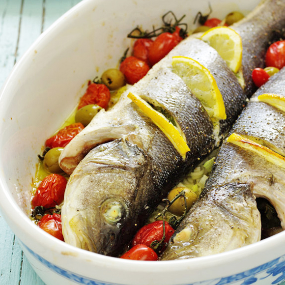 Robalo assado no forno c/ arroz e batatinhas